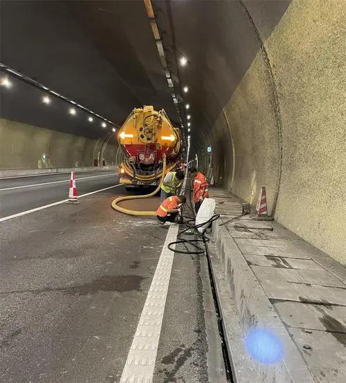 焉耆隧道排水渠清淤